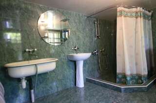 Гостевой дом Guest House Duruji Кварели Трехместный номер с общей ванной комнатой-3